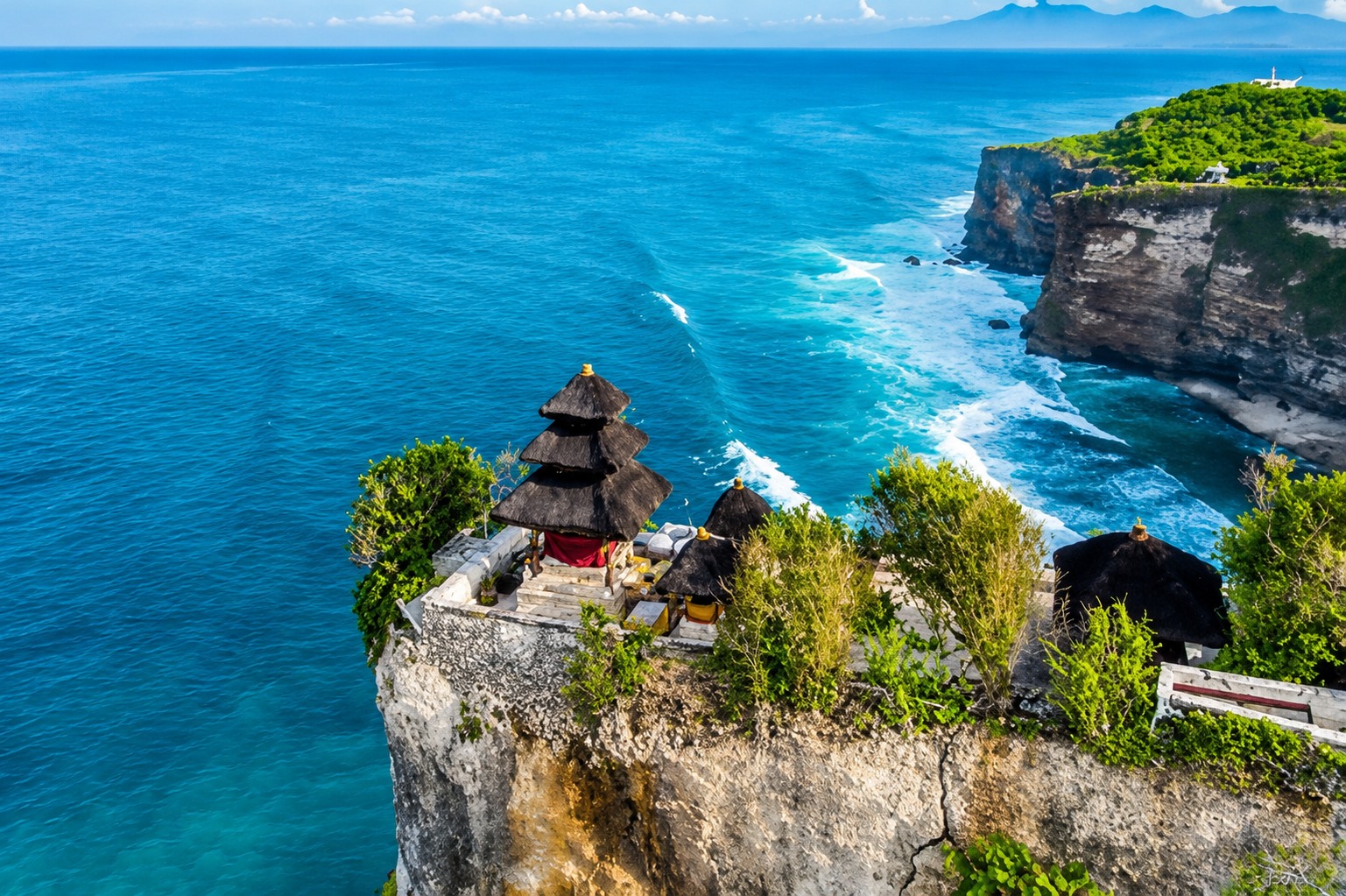 Falaises et océan dans la région d'Uluwatu à Bali
