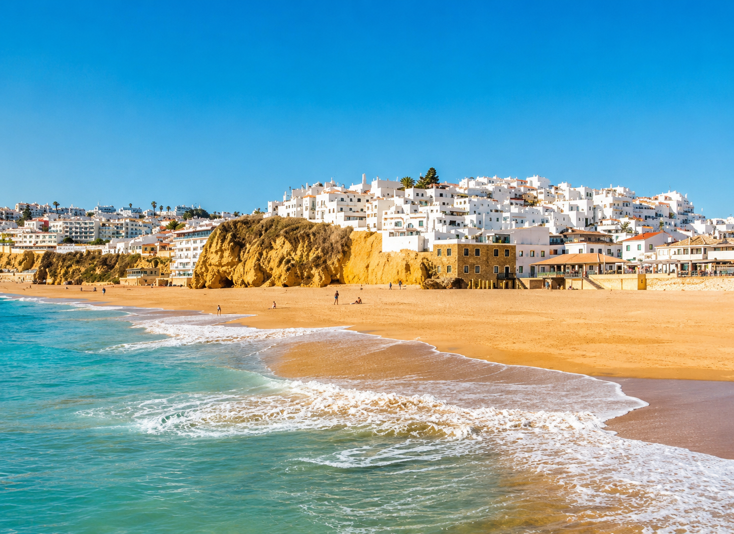 Plage bordée de falaises dorées en Algarve