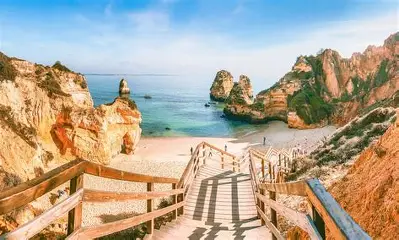 Falaises dorées et eau turquoise autour de Lagos en Algarve